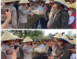 Penanganan Humanis, Polisi Bagikan Air Minum Hingga Tumpeng ke Massa Aksi Hari Tani di Monas