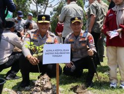 Turut Lestarikan Lingkungan, Kapolda Kalteng Bersama Gubernur dan Pangdam Ajak Warga Tanam Pohon dan Tebar Benih Ikan