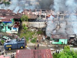 Quick Respon Polri Bantu Padamkan Kebakaran di Kodam Lama Jayapura