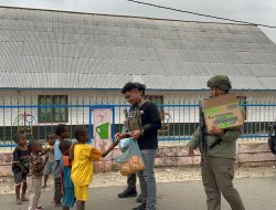 *Personel Ops Damai Cartenz Berbagi Kebahagiaan Bersama Warga dan Anak-anak di Enarotali*