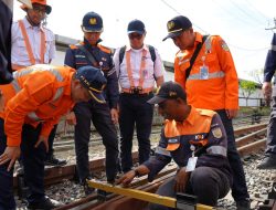 Tingkatkan Keselamatan, KAI Divre II Sumbar Lakukan Cek Lintas Jalan Kaki Petak Jalan Stasiun Padang–Stasiun Pulau Aie