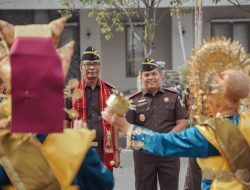 Muhibuddin Resmi Jabat Kajati Sumbar: Disambut Hangat dengan Tari Pasambahan di Ranah Minang