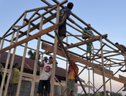 Camat Karau Kuala Ikut Gotong Royong Bangun Rumah Kayu Swadaya Di Desa Janggi