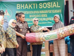 Wakajati Sumbar Dr. Mukhlis Salurkan Bantuan IAD bagi Korban Bencana di Batu Busuak