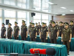 Dr. Mukhlis Lantik Pejabat Eselon IV Kejati Sumbar, Integritas Ditegaskan Sejak Awal