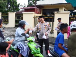 *Kapolres Pasaman Barat Bagikan Ratusan Paket Takjil Untuk Masyarakat*