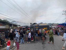 Mobil AWC Polres Pasaman Barat Bantu Padamkan Kebakaran Empat Unit Ruko Semi Permanen